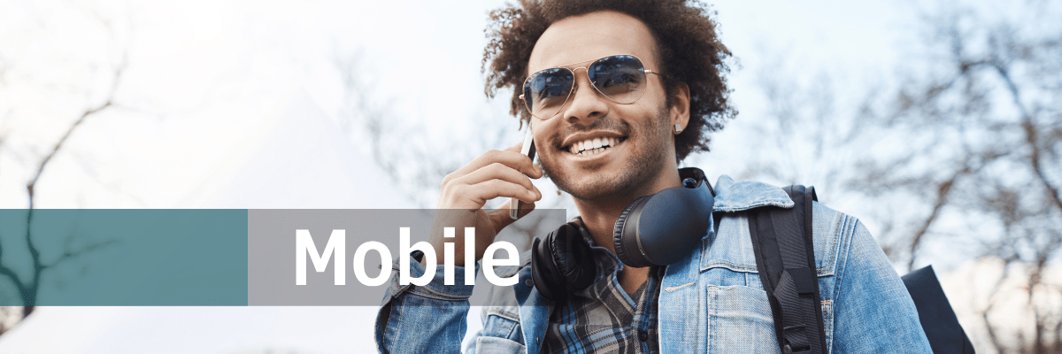 携帯電話する外国人